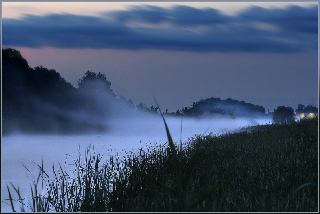 Туман стелется над полями и над синей. Туман на реке. Туман над водой. Туман ночью. Туман за рекой.
